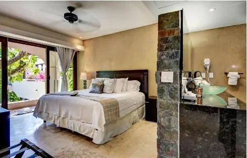 Amazing Hacienda For 14 Guests! Steps To The Beach!